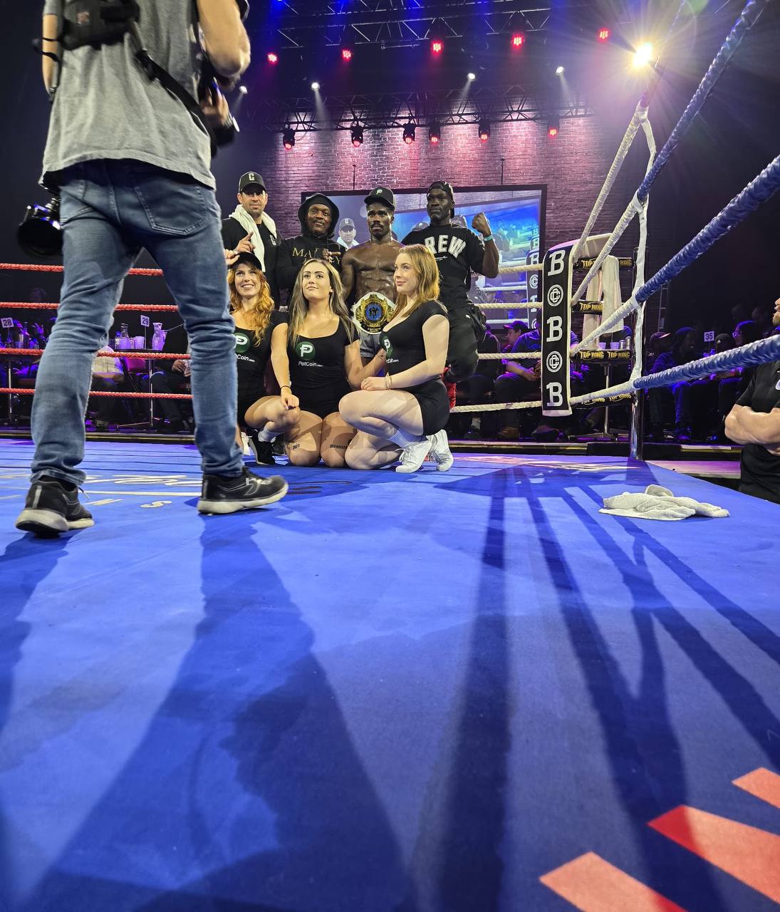 K1 @ L'Olympia: Ring girls with team